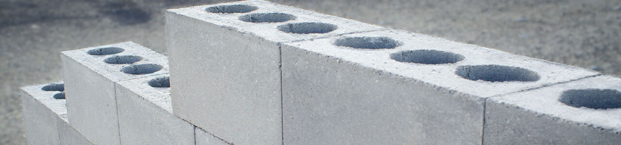 Стена из бетонных блоков, ровные грани, маленький расход раствора, преимущества бетонных блоков, купить бетонные блоки в Саяногорске.